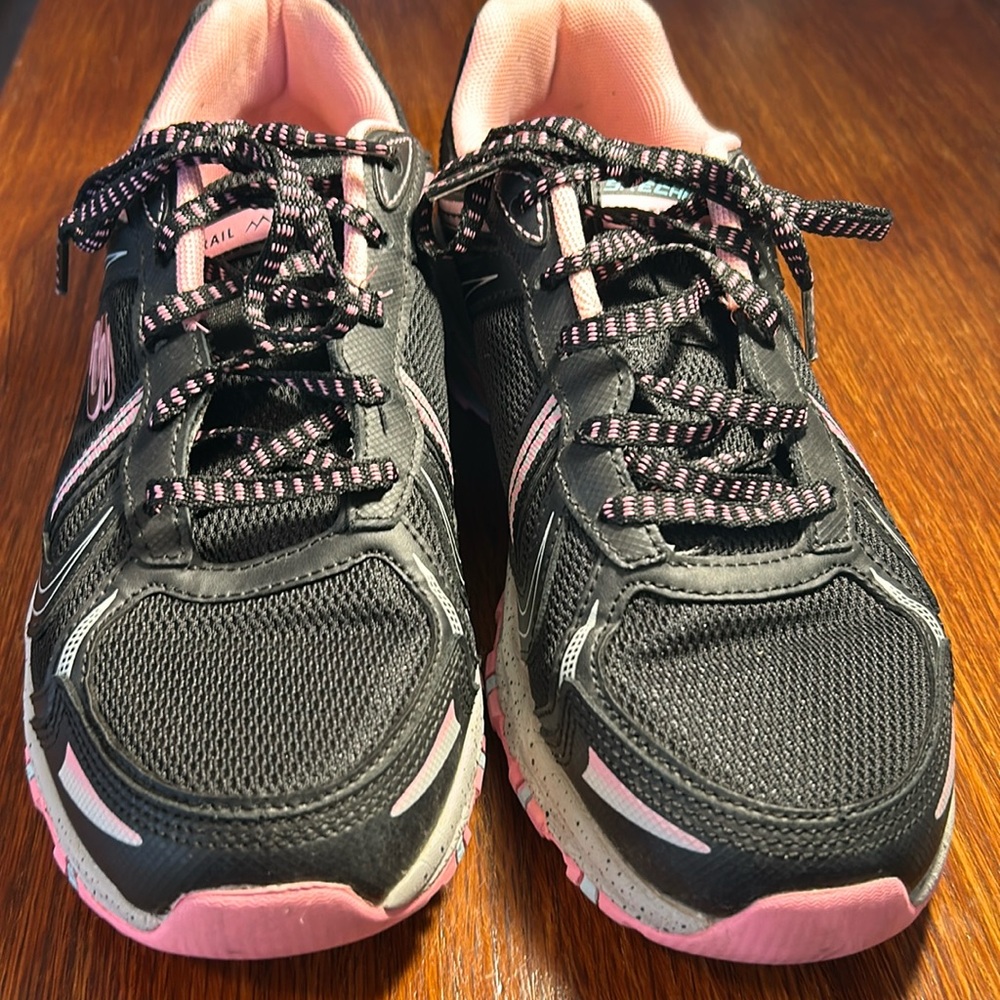 Skechers Hillcrest Hiking Black Mesh Pink Accent Sneakers. Size 8.5